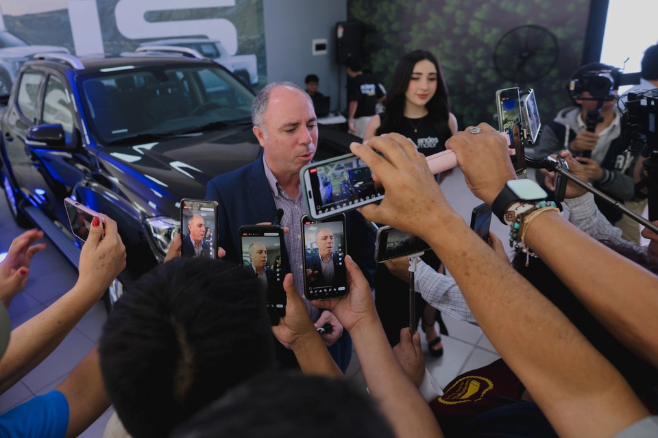 Eduardo Salazar atiende a la prensa durante el relanzamiento en Chiclayo