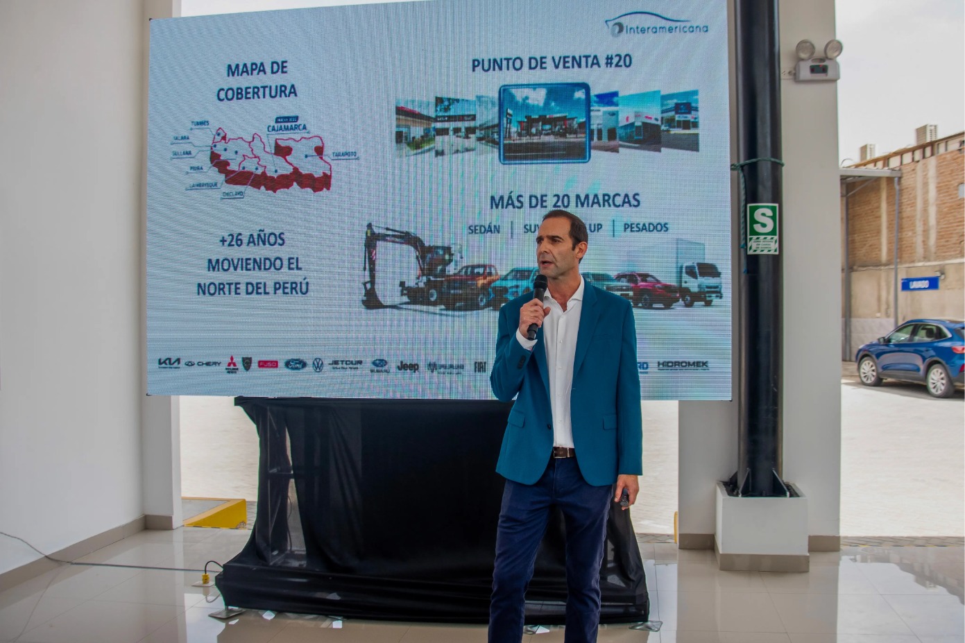 Gerente general de Interamericana durante presentaci&oacute;n de la nueva sede FUSO en Piura