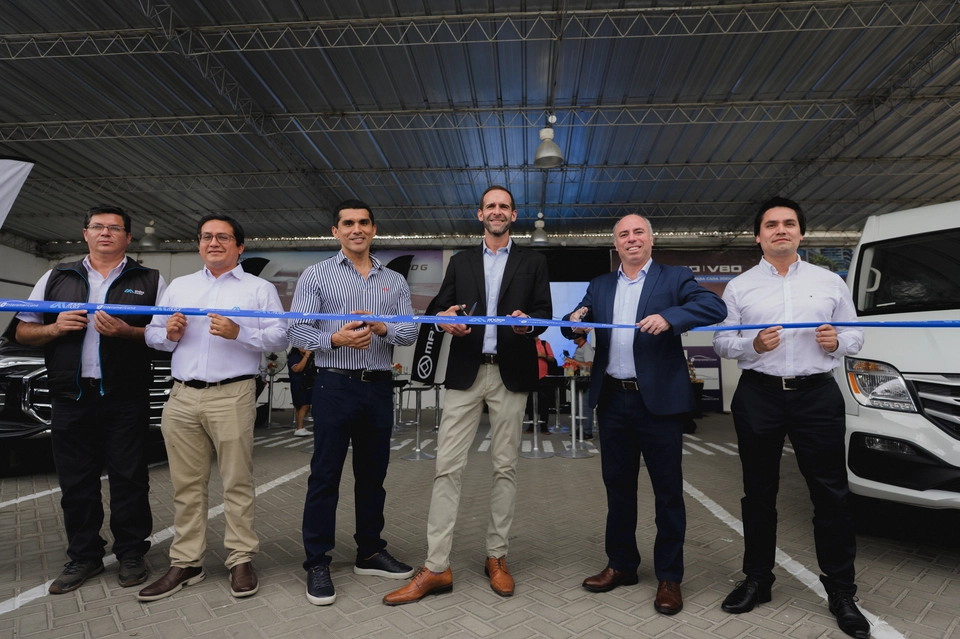 Corte de cinta durante la inauguraci&oacute;n de Maxus Piura