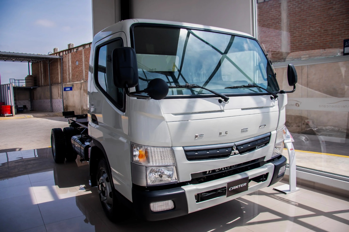 Cami&oacute;n FUSO Canter en exhibici&oacute;n para negocios en Piura
